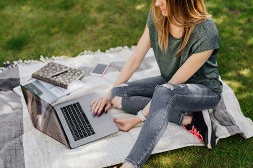Woman-Working-Outside-the-Office